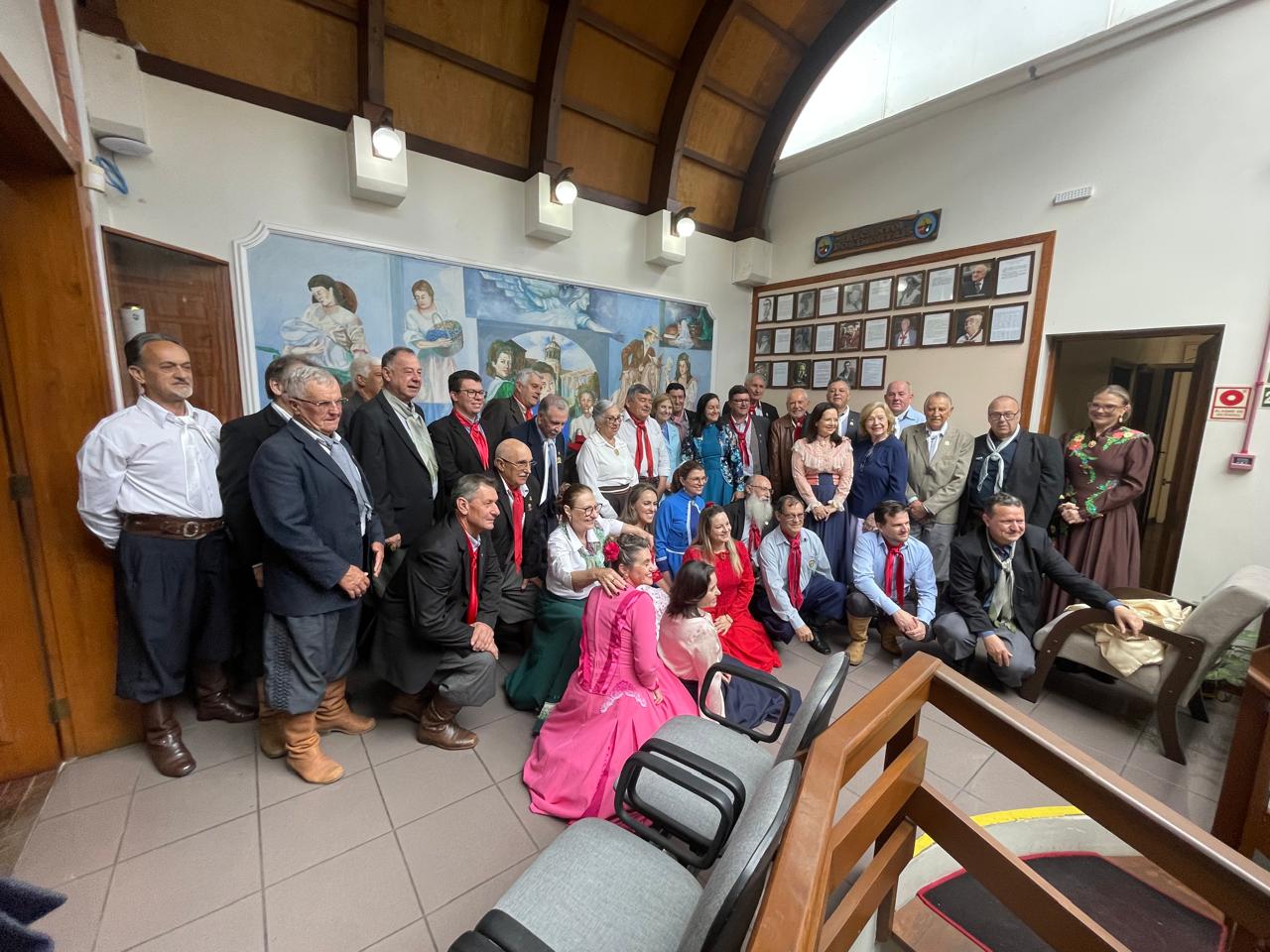 ​Conselho Diretor do Movimento Tradicionalista Gaúcho debate futuro e presta homenagens em Porto Alegre